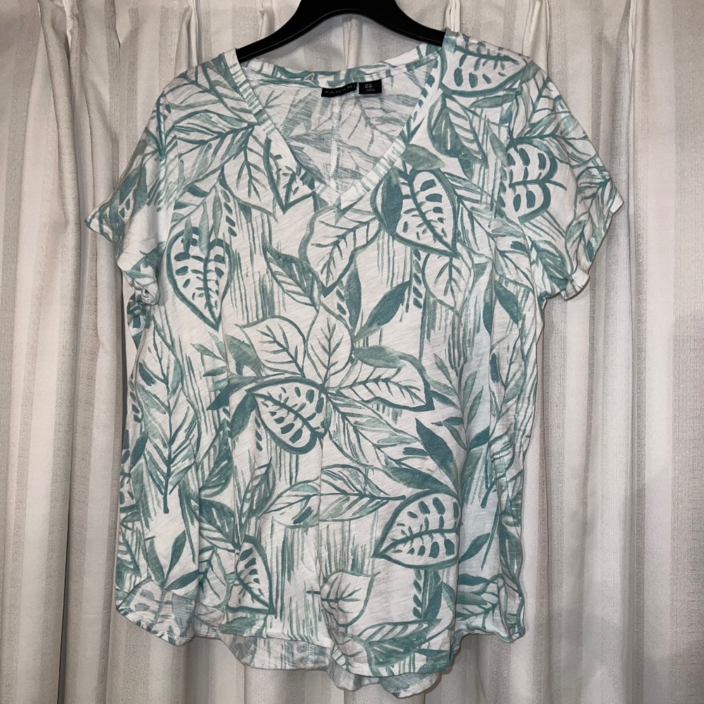 Tahari sz 1x. White background, V neck, shirt sleeve with green & teal leaves.